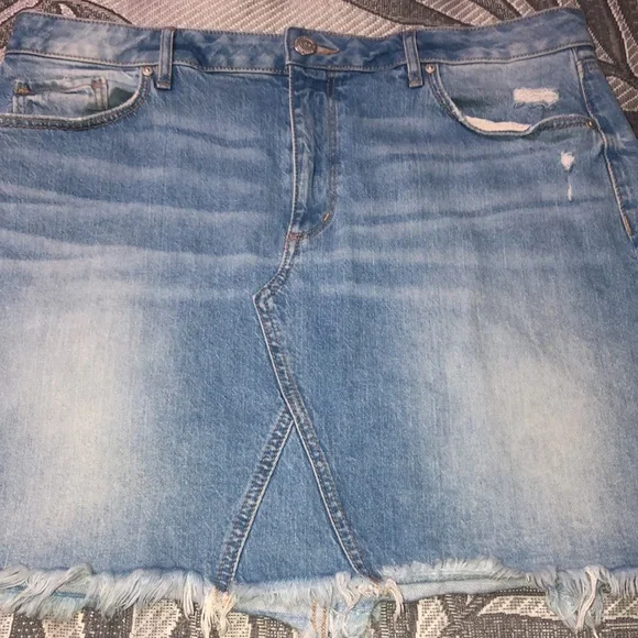 LOFT Frayed Denim Mini Skirt size 14 EXCELLENT - Picture 3 of 4